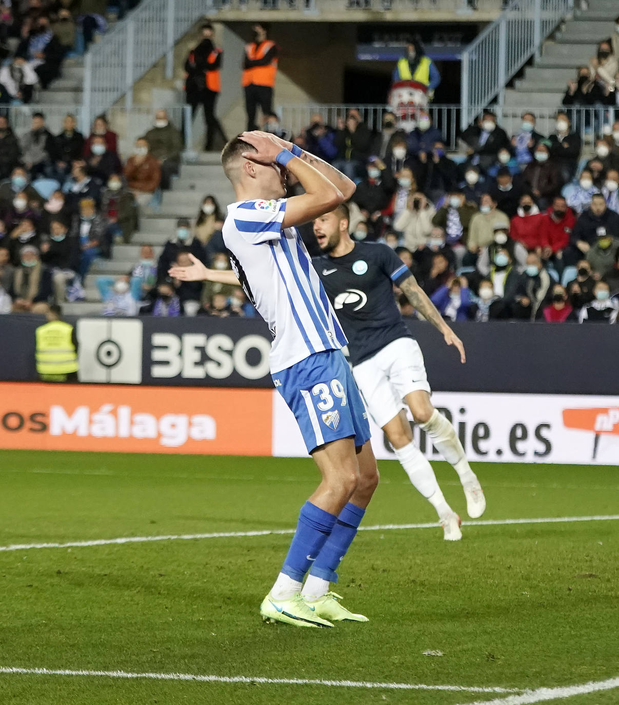 El Málaga encaja una abultada derrota ante su afición (0-5). 