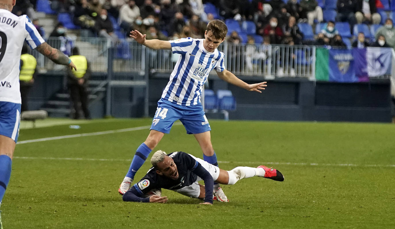 El Málaga encaja una abultada derrota ante su afición (0-5). 