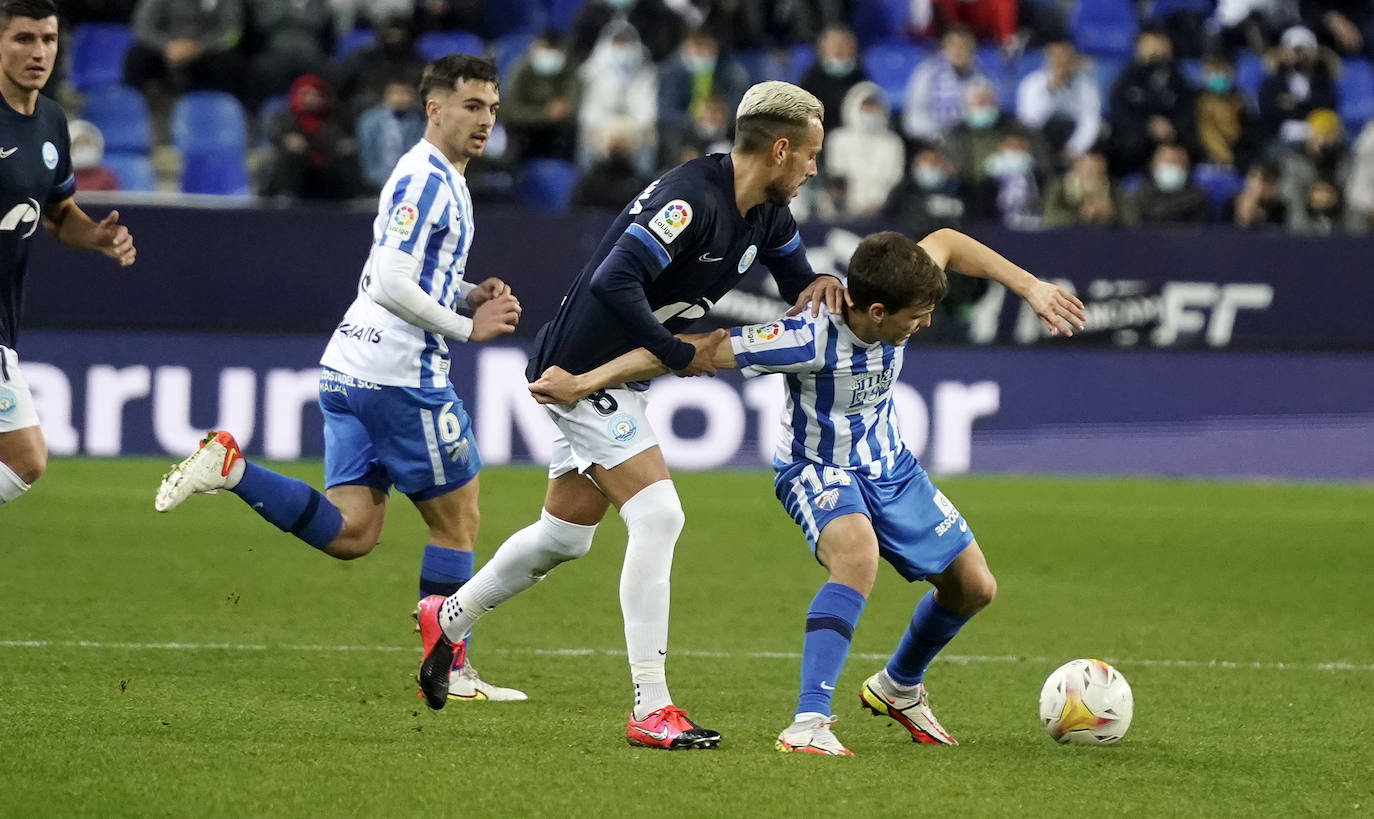 El Málaga encaja una abultada derrota ante su afición (0-5). 