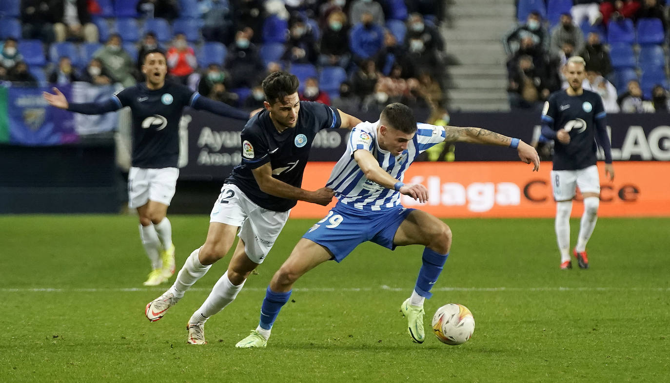 El Málaga encaja una abultada derrota ante su afición (0-5). 