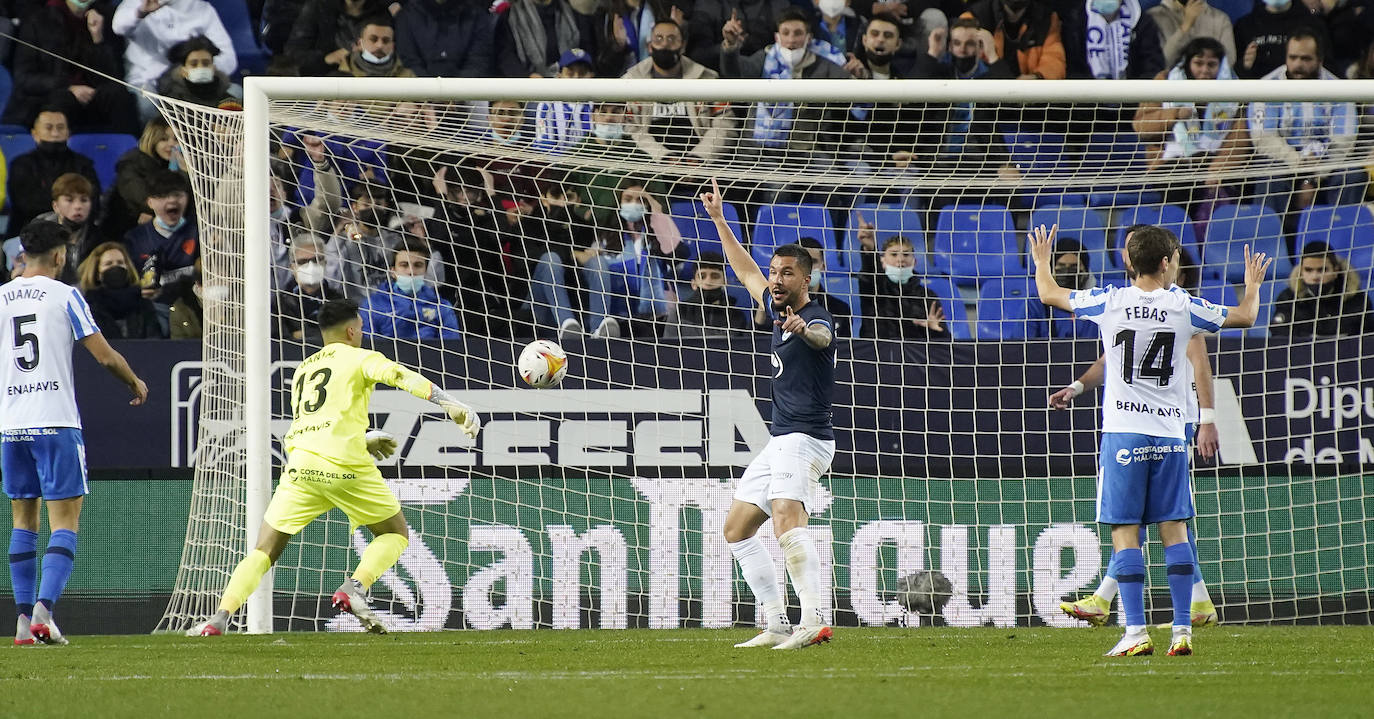 El Málaga encaja una abultada derrota ante su afición (0-5). 