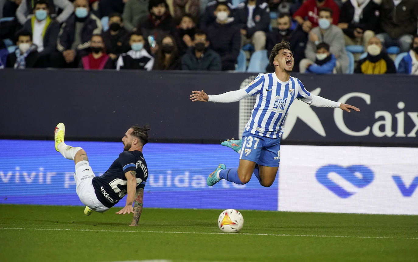 El Málaga encaja una abultada derrota ante su afición (0-5). 