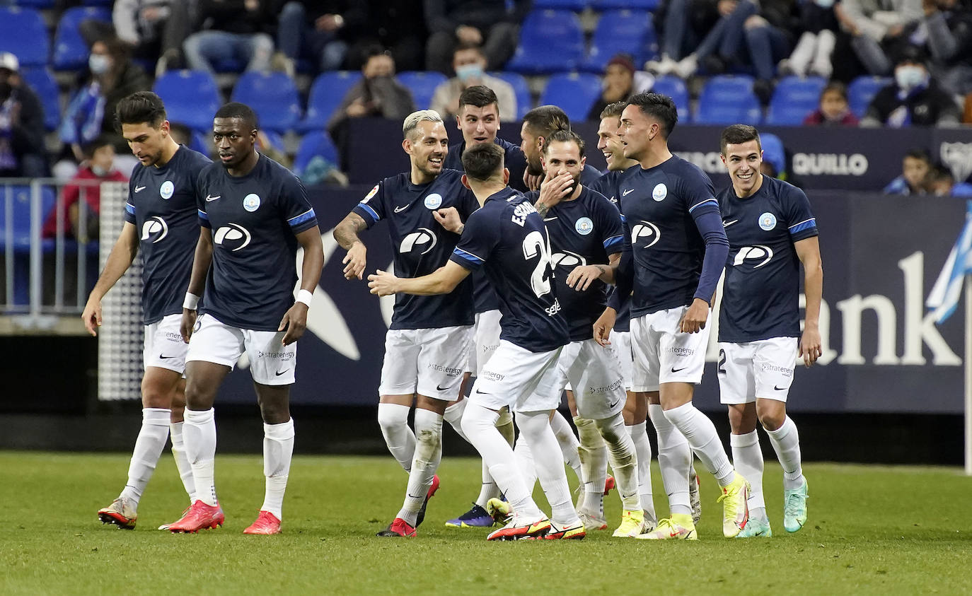 El Málaga encaja una abultada derrota ante su afición (0-5). 