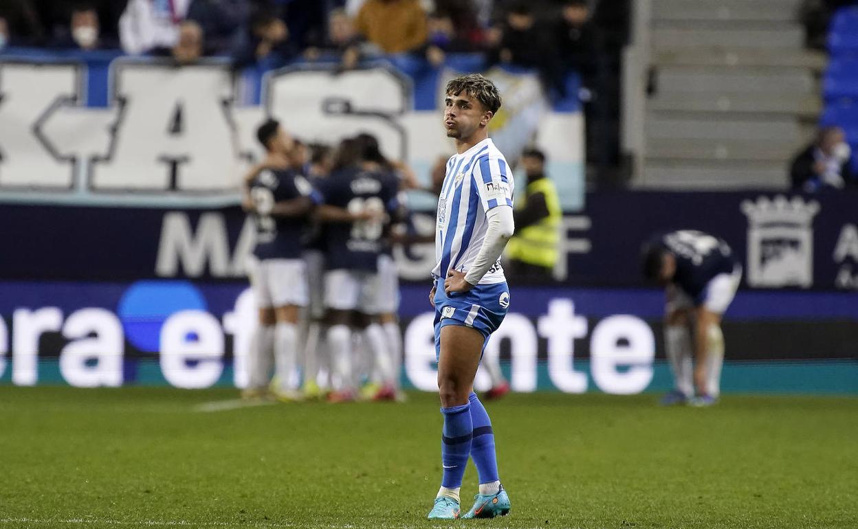 Kevin suspira mientras los jugadores del Ibiza celebran un gol al fondo. 