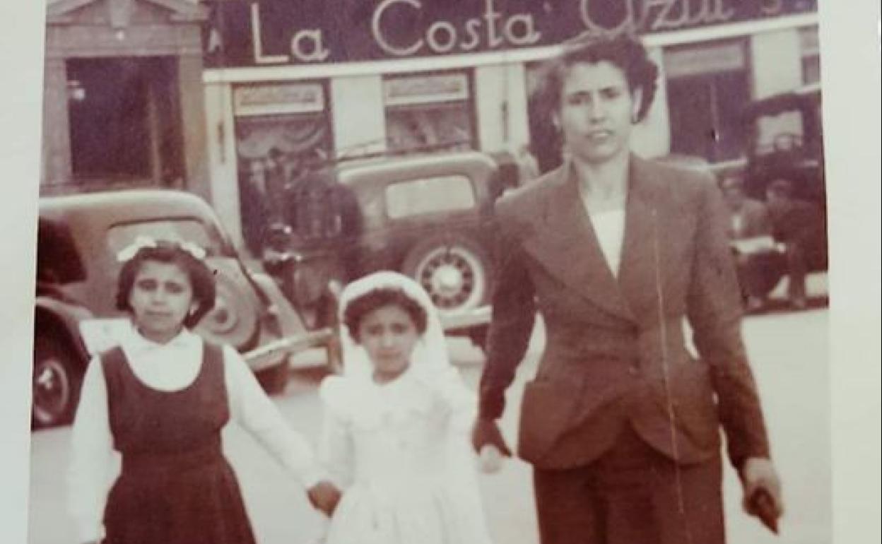 Las tías de Rosa del Mar, Guillermina y Cristina, con su abuela, Rosa, en la plaza de la Constitución, en 1952.