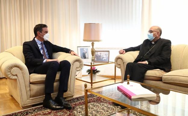 Pedro Sánchez y Juan José Omella durante su reunión de este lunes. 