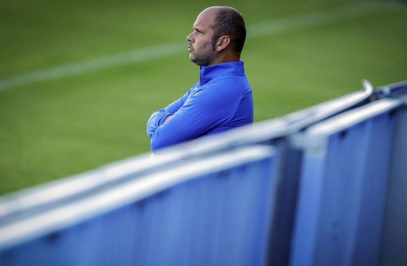 El Málaga despide a José Alberto. El club toma esta decisión tras el batacazo que ha supuesto la dolorosa derrota contra el Ibiza por 0-5, el pasado sábado en La Rosaleda. De esta forma acaba la etapa del entrenador asturiano al frente del equipo blanquiazul, al que ha dirigido durante 26 partidos (24 de Liga y 2 de Copa) con un balance de nueve victorias, siete empates y diez derrotas desde su llegada el pasado verano.