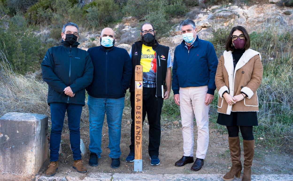 Ediles de Unidas Podemos, con David Franco, el alcalde y la concejala de Cultura, junto al nuevo hito conmemorativo. 