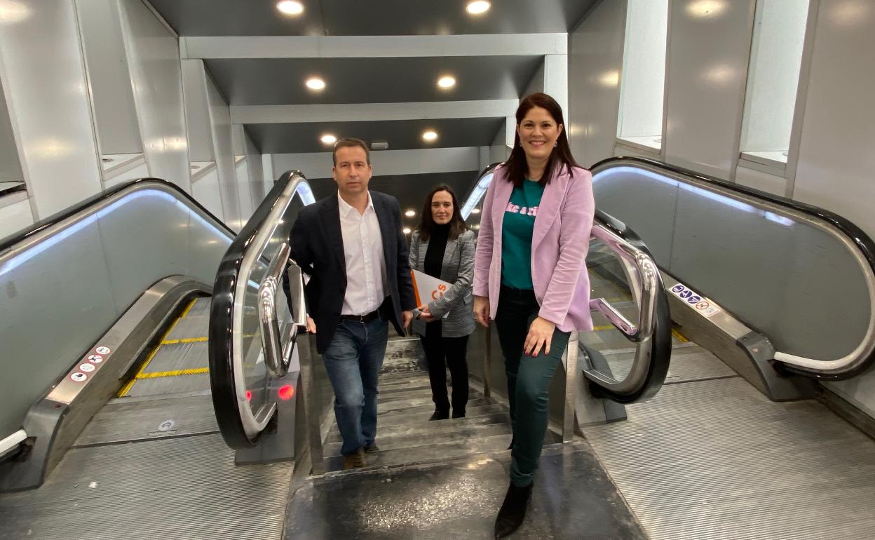 Muñoz, Palacios y Losada, esta mañana en la entrada a la estación del Cercanías en la calle Comandante Benítez (al lado de calle Alemania).