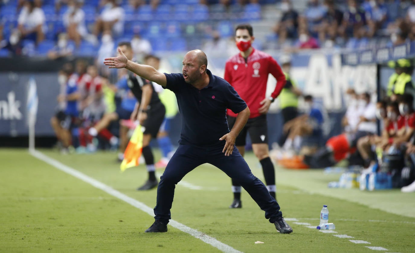 El Málaga despide a José Alberto. El club toma esta decisión tras el batacazo que ha supuesto la dolorosa derrota contra el Ibiza por 0-5, el pasado sábado en La Rosaleda. De esta forma acaba la etapa del entrenador asturiano al frente del equipo blanquiazul, al que ha dirigido durante 26 partidos (24 de Liga y 2 de Copa) con un balance de nueve victorias, siete empates y diez derrotas desde su llegada el pasado verano.