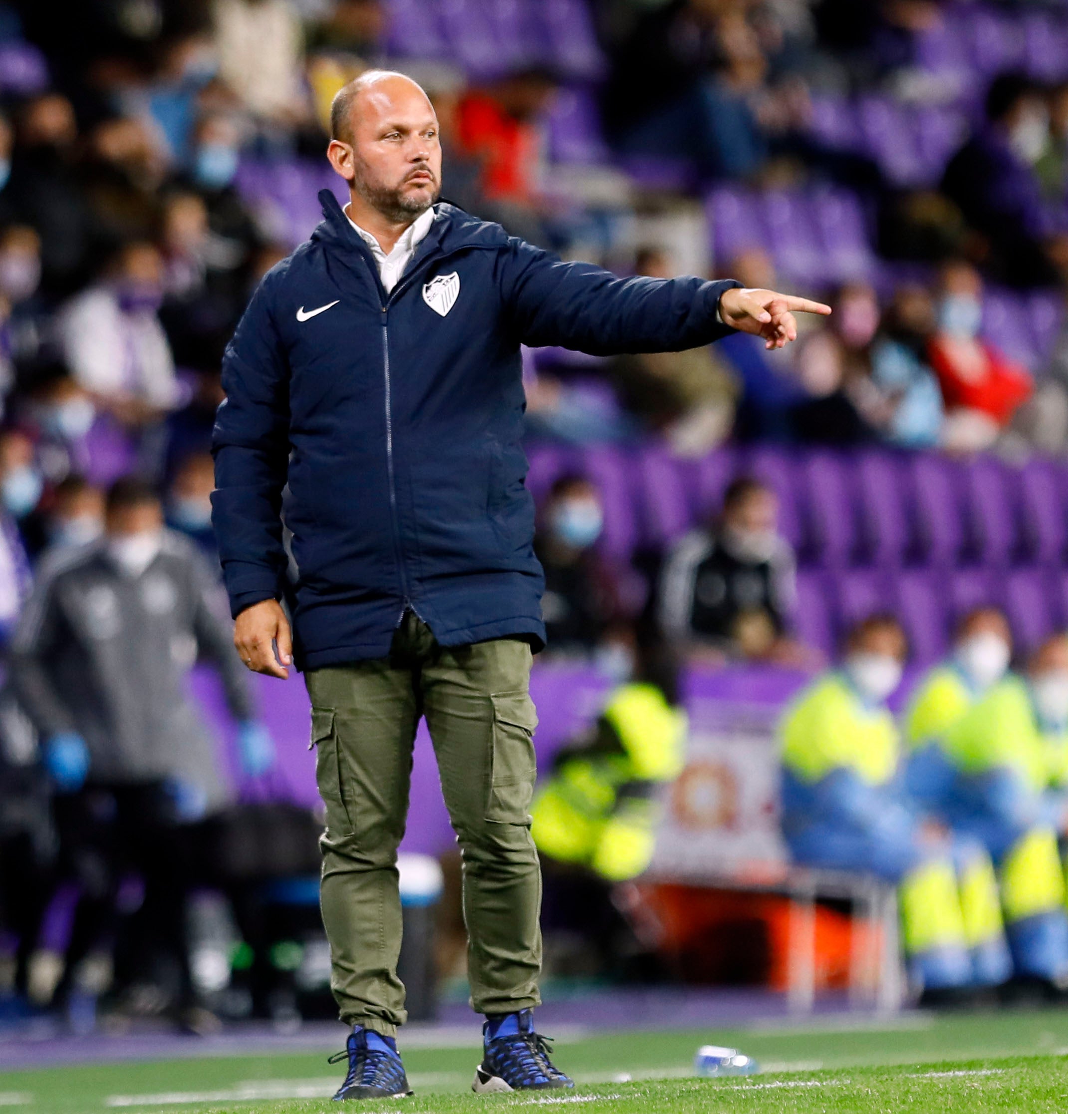 El Málaga despide a José Alberto. El club toma esta decisión tras el batacazo que ha supuesto la dolorosa derrota contra el Ibiza por 0-5, el pasado sábado en La Rosaleda. De esta forma acaba la etapa del entrenador asturiano al frente del equipo blanquiazul, al que ha dirigido durante 26 partidos (24 de Liga y 2 de Copa) con un balance de nueve victorias, siete empates y diez derrotas desde su llegada el pasado verano.