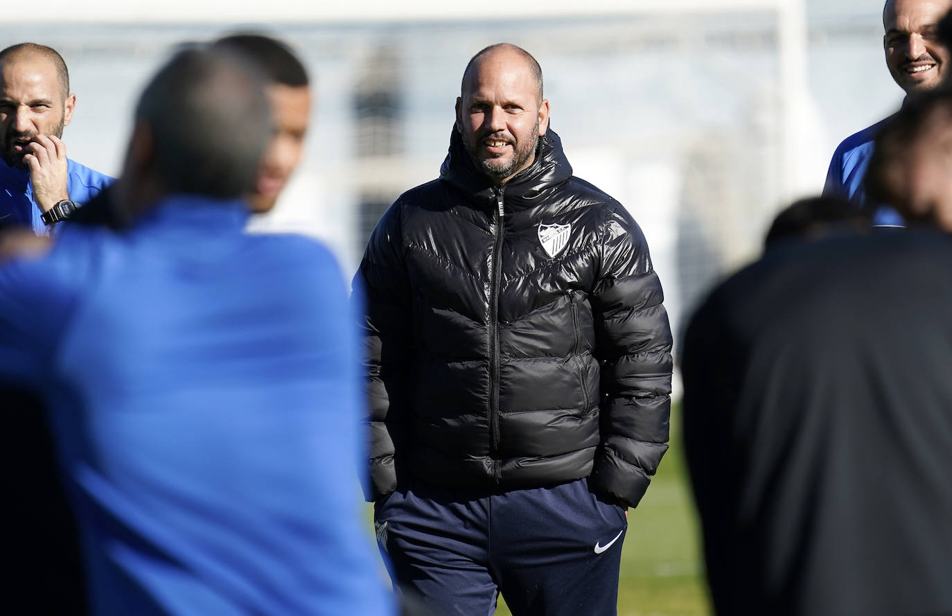 El Málaga despide a José Alberto. El club toma esta decisión tras el batacazo que ha supuesto la dolorosa derrota contra el Ibiza por 0-5, el pasado sábado en La Rosaleda. De esta forma acaba la etapa del entrenador asturiano al frente del equipo blanquiazul, al que ha dirigido durante 26 partidos (24 de Liga y 2 de Copa) con un balance de nueve victorias, siete empates y diez derrotas desde su llegada el pasado verano.