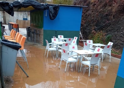 Imagen secundaria 1 - Tres imágenes del estado en el que quedó el campo de fútbol tras las lluvias de las pasadas navidades. 