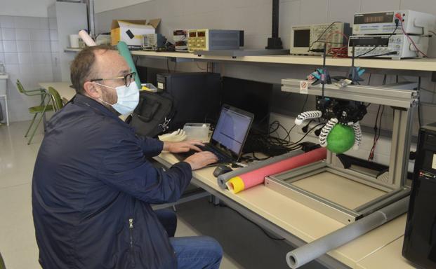 El prototipo de mano robótica 'Rolling Fingers' y Jesús Manuel Gómez usándolo.