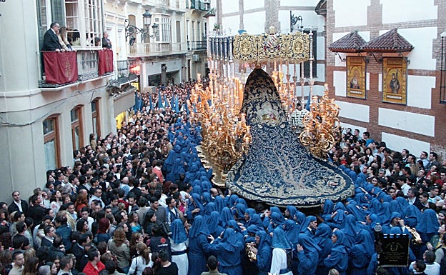 Fotografía tomada en 2004 cuando los tronos salían de la calle Mártires. 