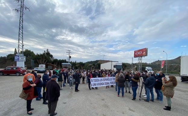 Un centenar de vecinos han apoyado este martes a las dos familias de Benajarafe. 