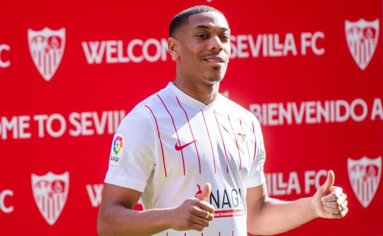 Anthony Martial, durante su presentación como nuevo futbolista del Sevilla. 