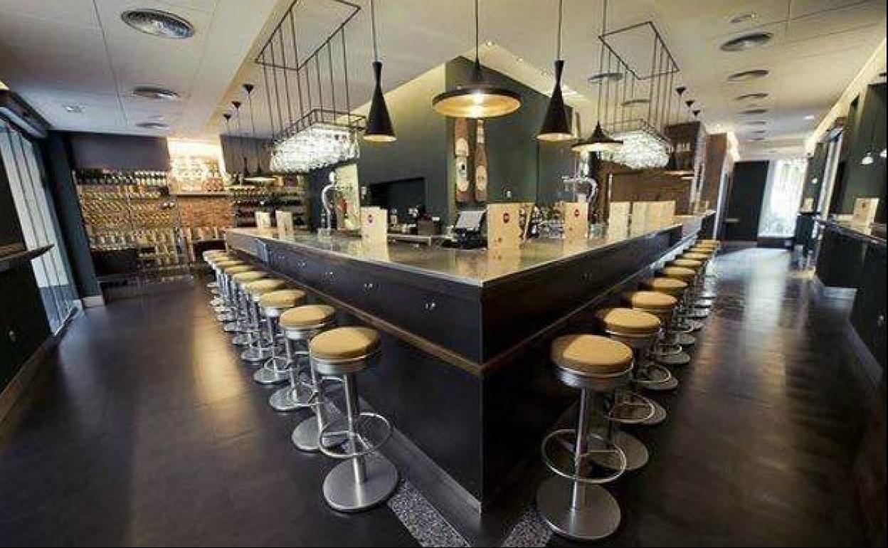 Interior del local de la capital, en donde sobresale una gran barra. 