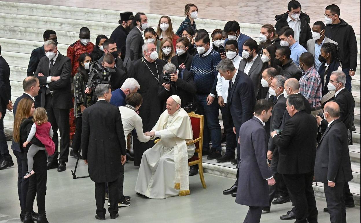 El Papa saluda a los fieles sentado durante la audiencia del miércoles debido a una dolencia en la rodilla.