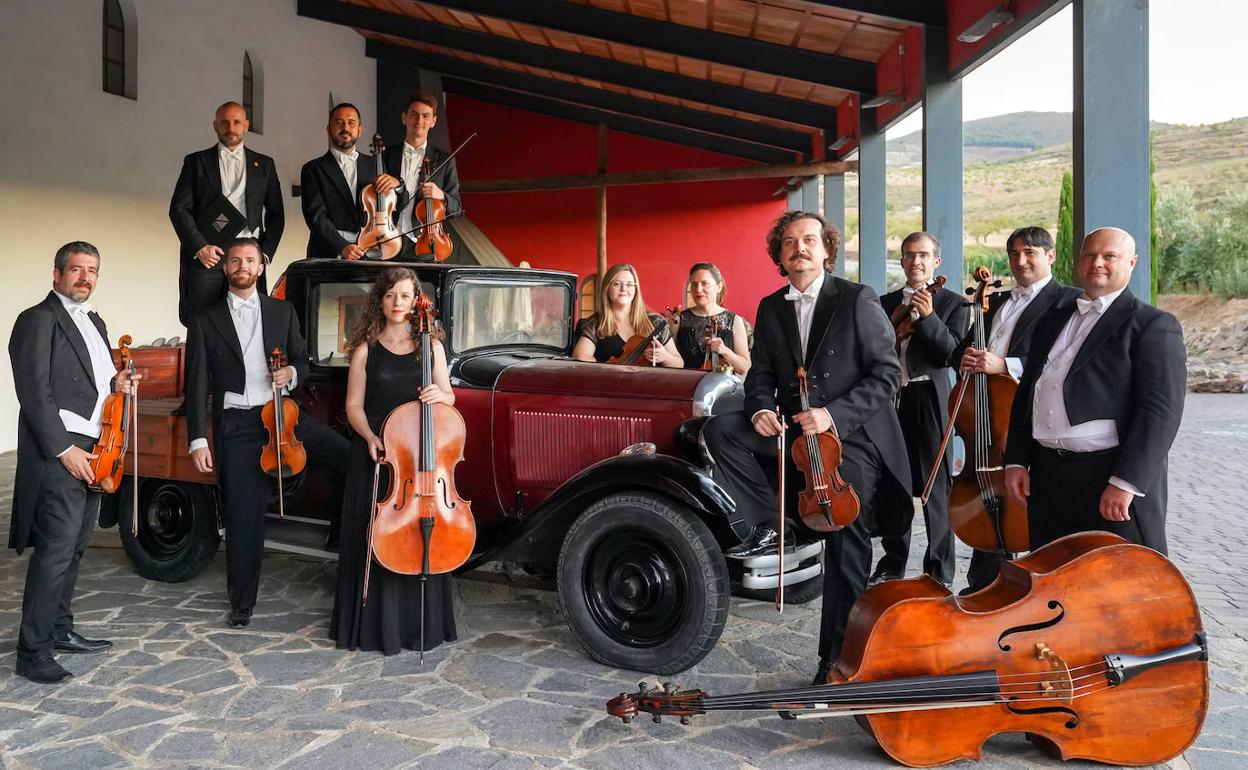 La orquesta, con Gil de Gálvez, en primer término, en la imagen promocional de su 25 aniversario. 
