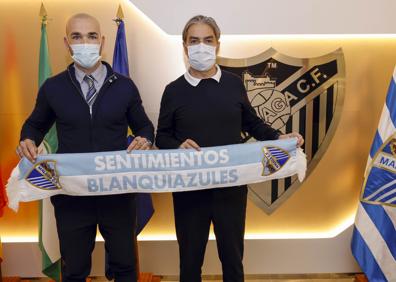 Imagen secundaria 1 - Natxo González a su llegada a La Rosaleda y tras la firma de su contrato.