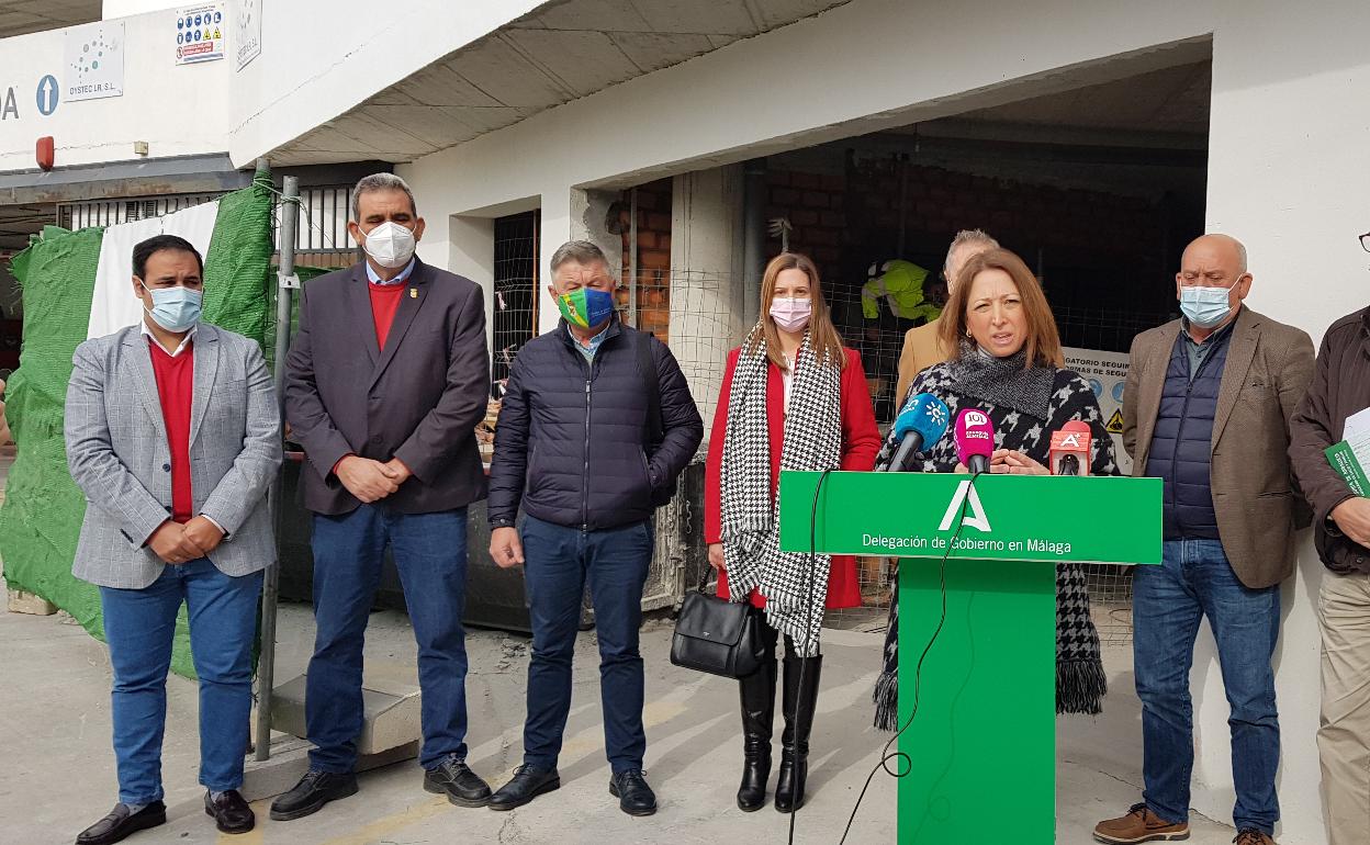 La delegada de la Junta y el delegado de Salud, con los alcaldes de la zona, este jueves en Cómpeta. 