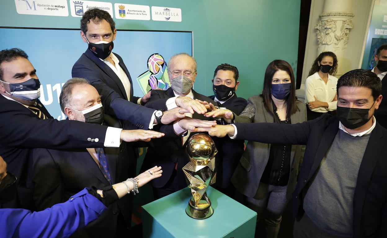 Las autoridades que acudieron al acto posan en grupo en el Salón de los Espejos del Ayuntamiento, junto a la Copa y el logotipo del Mundial sub-17. 