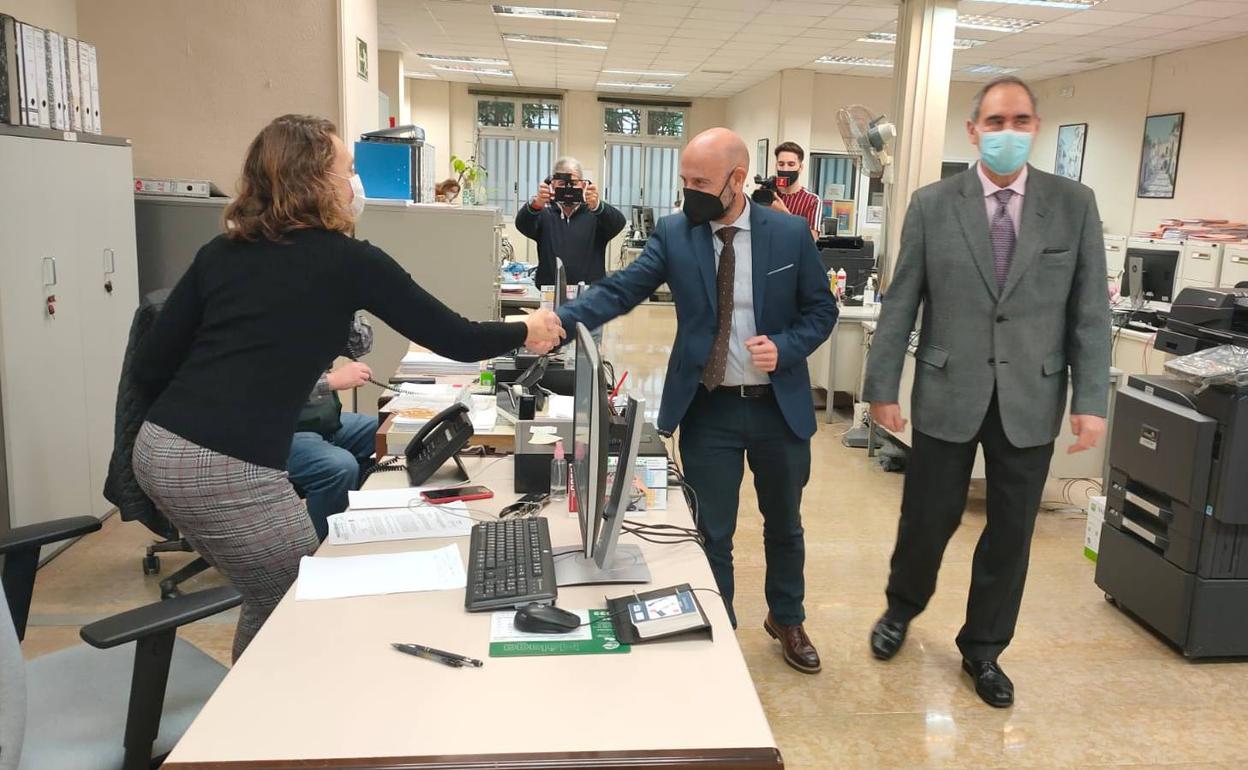 El subdelegado del Gobierno, Javier Salas (centro) ha visitado este jueves la sede provincial del SEPE.