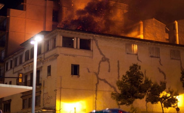 Las llamas destruyeron buena parte del techo del edificio y su estructura. 