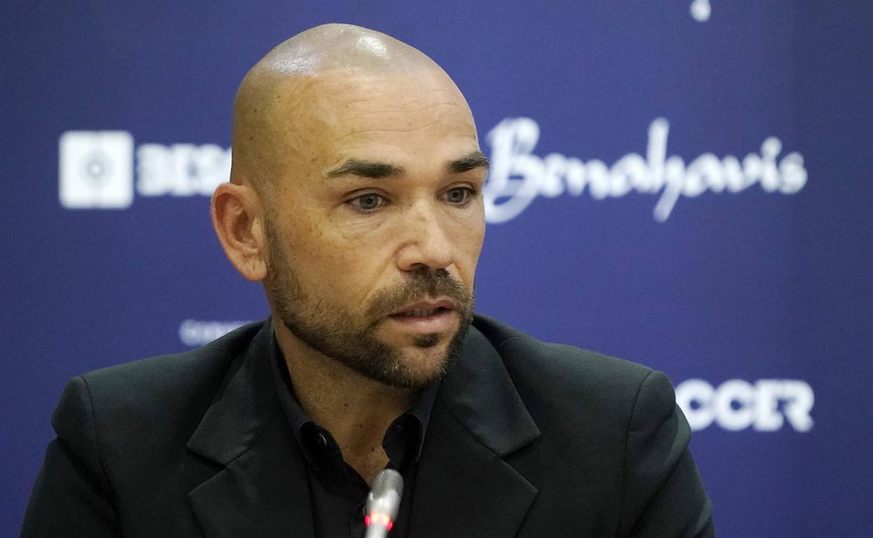 El director deportivo del Málaga, Manolo Gaspar, durante la rueda de prensa de presentación de Natxo González como nuevo entrenador en La Rosaleda.