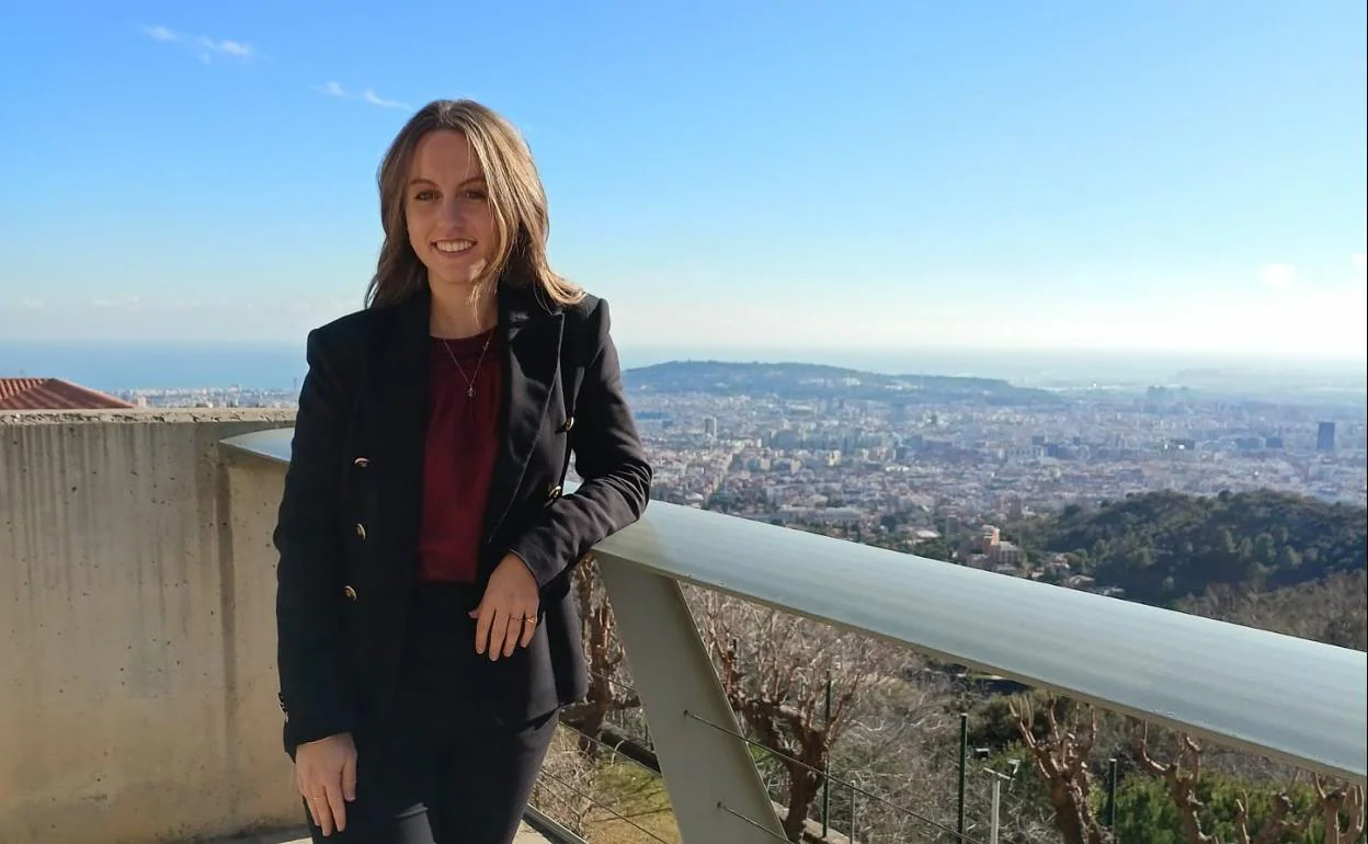 La futura jueza malagueña Carolina Herrera, en la terraza de la Escuela Judicial en Barcelona. 