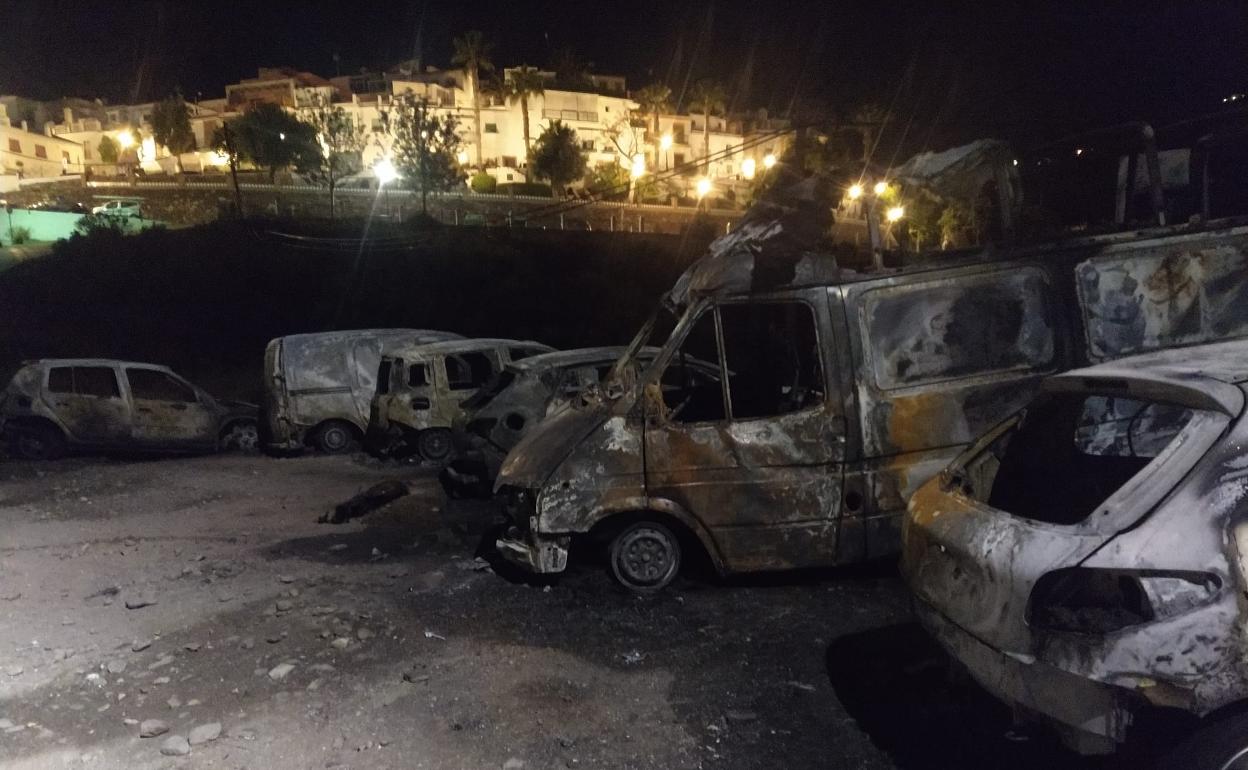 Imagen de los vehículos calcinados esta pasada madrugada en Torrox. 