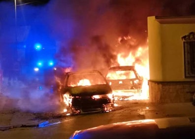 Imagen secundaria 1 - Arriba, los bomberos del Consorcio Provincial, esta pasada madrugada en Torrox; abajo, imagen de los dos coches que ardieron en Benajarafe este pasado sábado. 