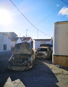 Imagen secundaria 2 - Arriba, los bomberos del Consorcio Provincial, esta pasada madrugada en Torrox; abajo, imagen de los dos coches que ardieron en Benajarafe este pasado sábado. 