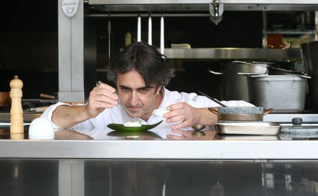 José Carlos García prepara el arenque a la crema, plato que rescata en su menú especial aniversario.