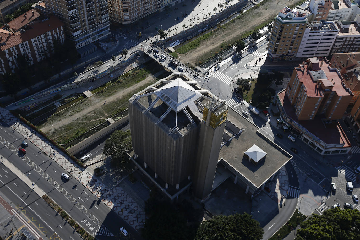 La Unidad de Medios Aéreos de la Policía Nacional creada en Málaga en el 86 cuenta con su helicóptero y un equipo de drones para perseguir la delincuencia