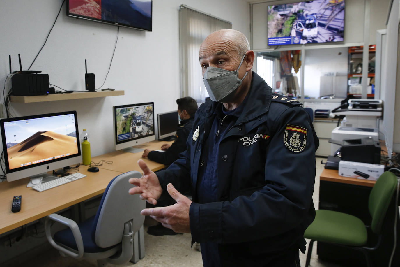 La Unidad de Medios Aéreos de la Policía Nacional creada en Málaga en el 86 cuenta con su helicóptero y un equipo de drones para perseguir la delincuencia