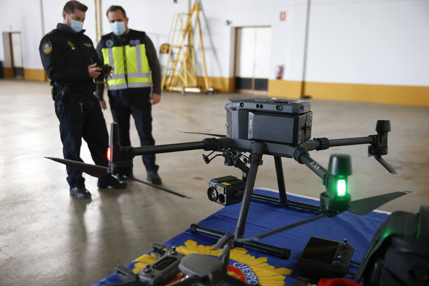 La Unidad de Medios Aéreos de la Policía Nacional creada en Málaga en el 86 cuenta con su helicóptero y un equipo de drones para perseguir la delincuencia