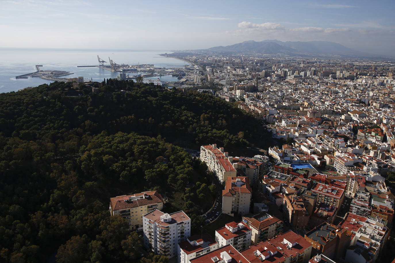 La Unidad de Medios Aéreos de la Policía Nacional creada en Málaga en el 86 cuenta con su helicóptero y un equipo de drones para perseguir la delincuencia