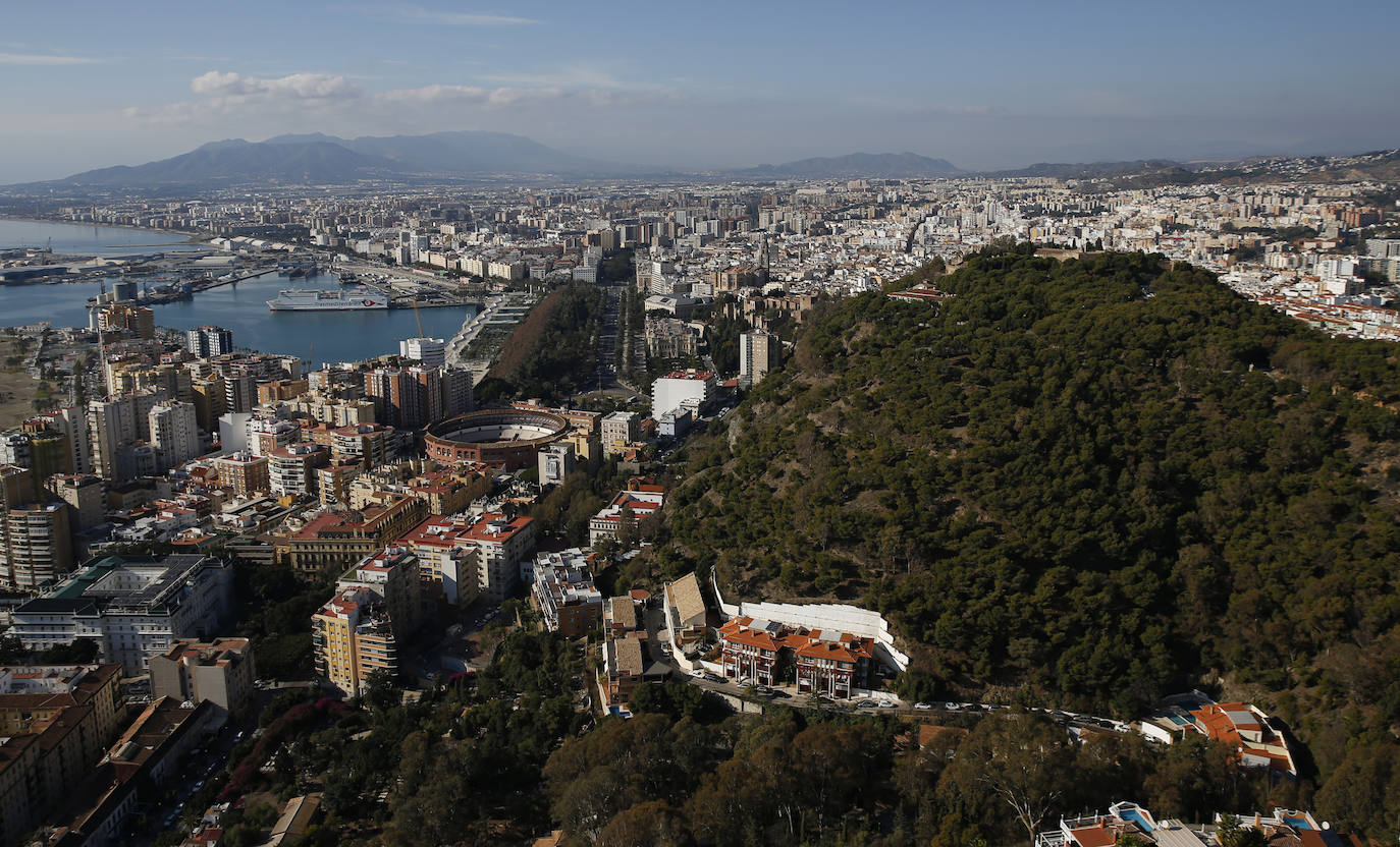 La Unidad de Medios Aéreos de la Policía Nacional creada en Málaga en el 86 cuenta con su helicóptero y un equipo de drones para perseguir la delincuencia
