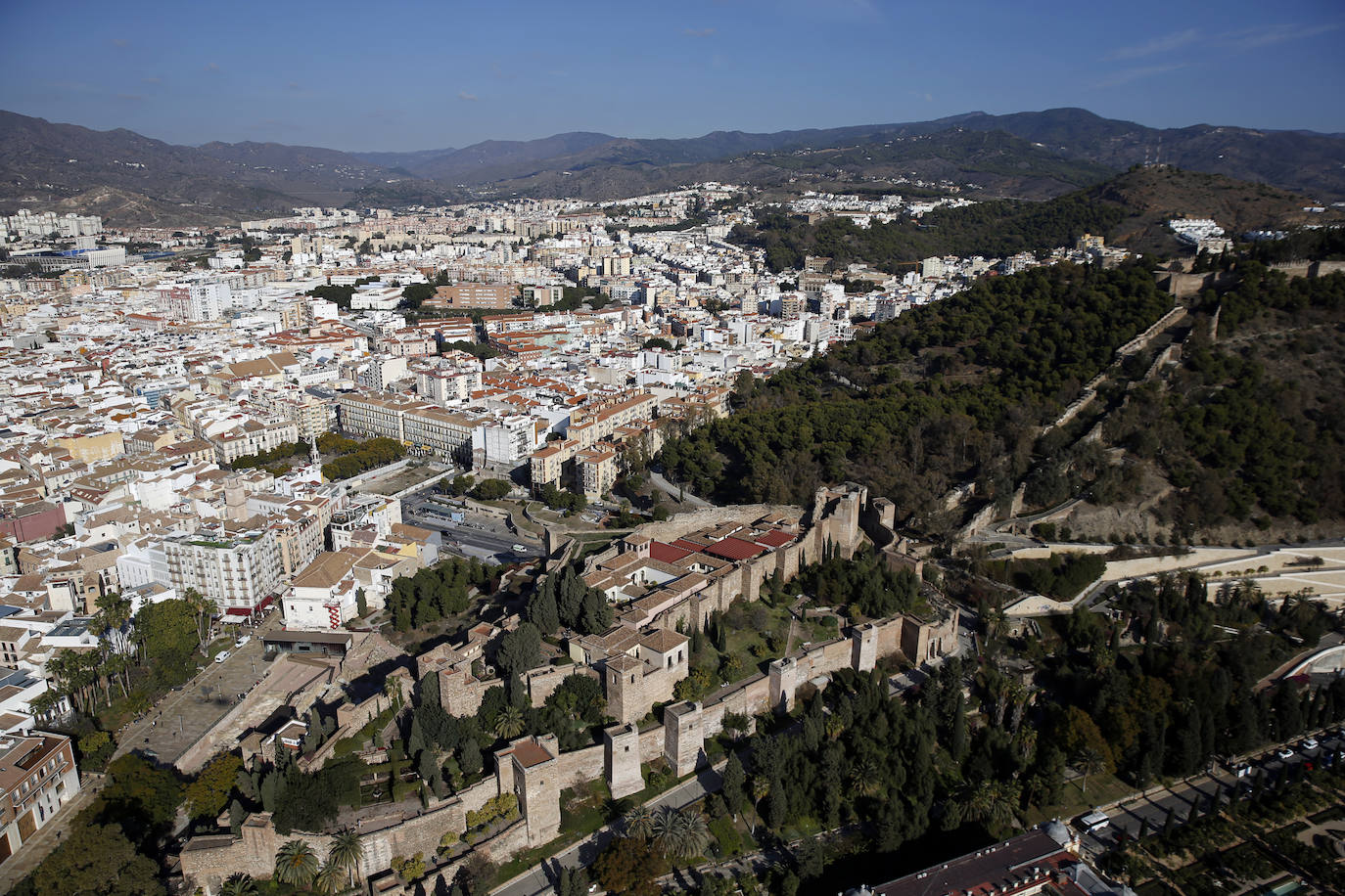 La Unidad de Medios Aéreos de la Policía Nacional creada en Málaga en el 86 cuenta con su helicóptero y un equipo de drones para perseguir la delincuencia