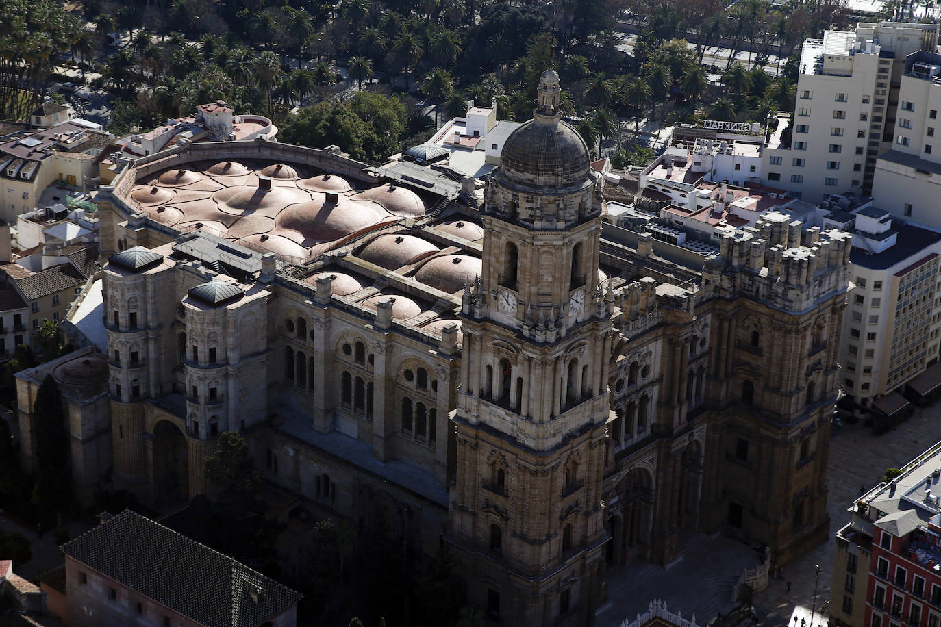 La Unidad de Medios Aéreos de la Policía Nacional creada en Málaga en el 86 cuenta con su helicóptero y un equipo de drones para perseguir la delincuencia