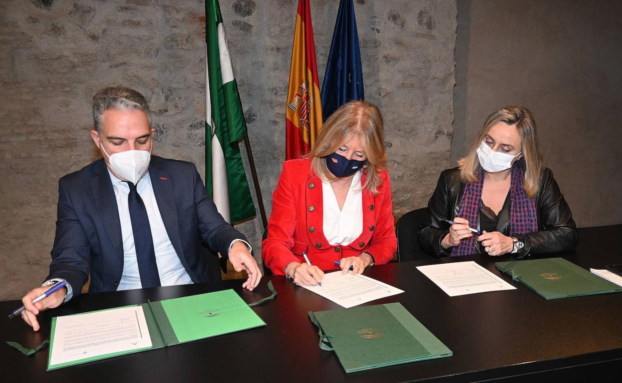 Bendodo, Muñoz y Carazo firman la cesión de la carretera de Ronda a su paso por San Pedro Alcántara. 