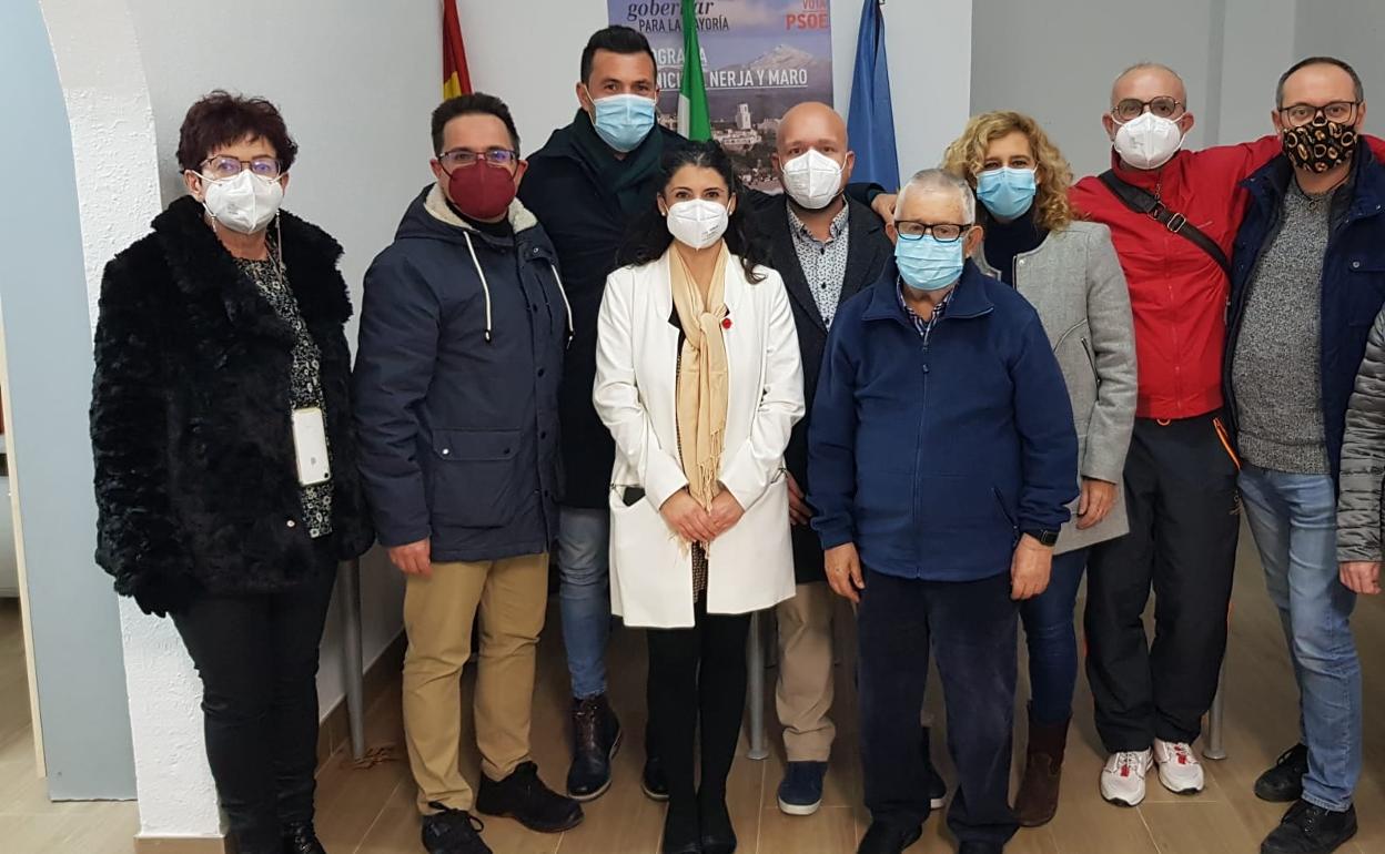 Patricia Gutiérrez, con chaqueta blanca, en el centro con militantes que la apoyaron en la asamblea de anoche. 