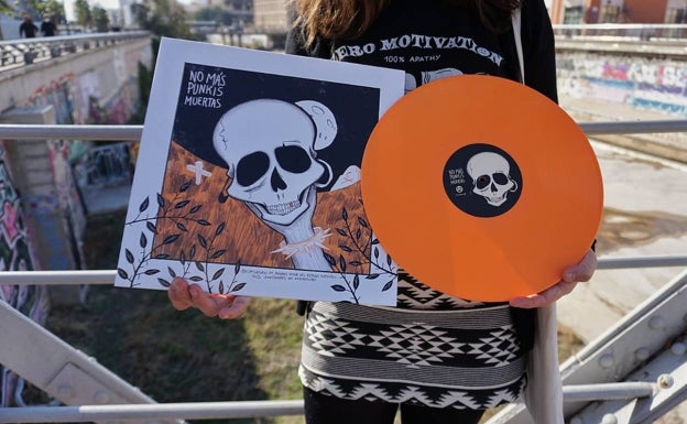 Este disco tuvo dos colores de vinilos: naranja y negro, también diseñados por la artista. 