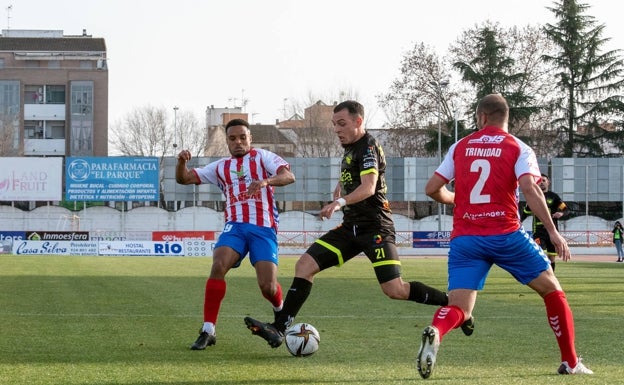 Un jugador del Antequera se dispone a rematar. 