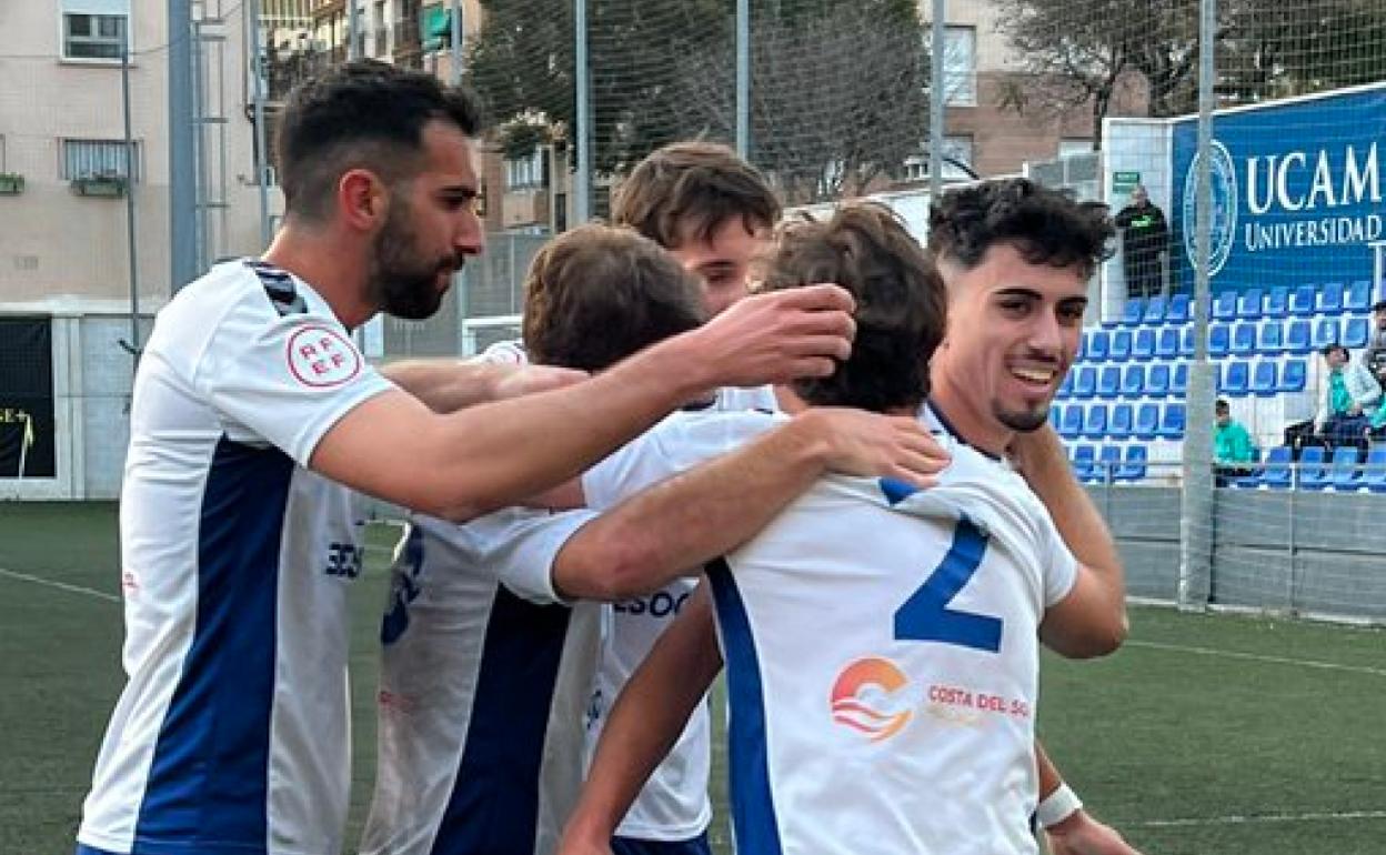 Los jugadores de El Palo celebran el gol de Darío. 