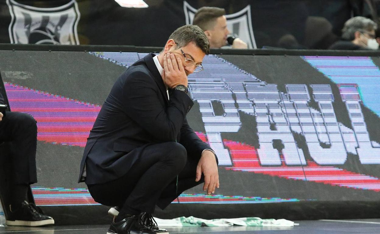 Fotis Katsikaris, pensativo durante el partido ante el Surne Bilbao. 