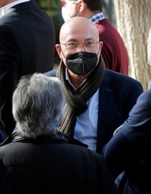 Imagen secundaria 2 - La plantilla del Unicaja en pleno acudió al funeral. Abajo, Luiso Díaz, Rafa Pozo y Gallar. A la derecha, el presidente del Unicaja, Antonio López Nieto. 