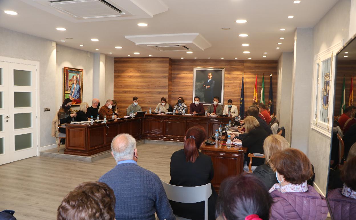 Imagen de la sesión plenaria celebrada este lunes de manera presencial en el Ayuntamiento torroxeño. 